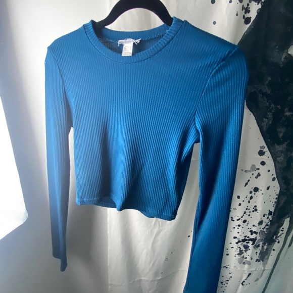 Navy blue long sleeve crop top🦋 - Picture 2 of 3